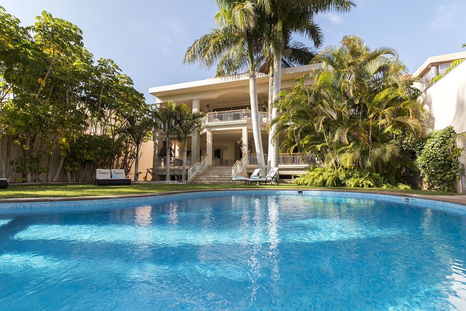 Spectacular 3 Floors Villa in Golf las Americas