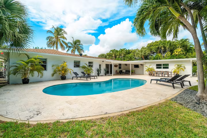 Singer Island Retro-Chic Mid-Century Villa with Kidney Pool & Beach Bicycles