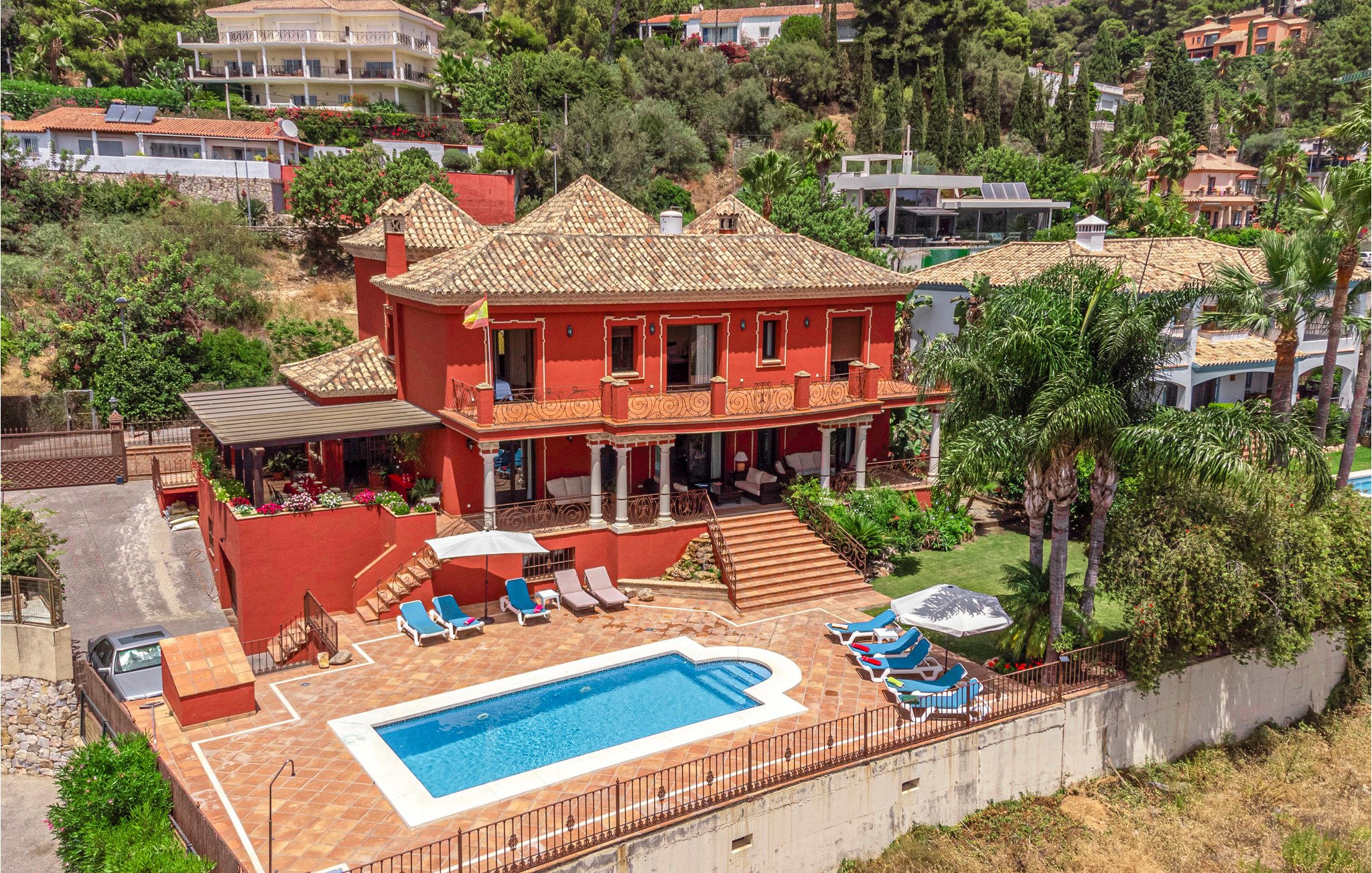 6 Bedrooms and Swimming Pool in Marbella